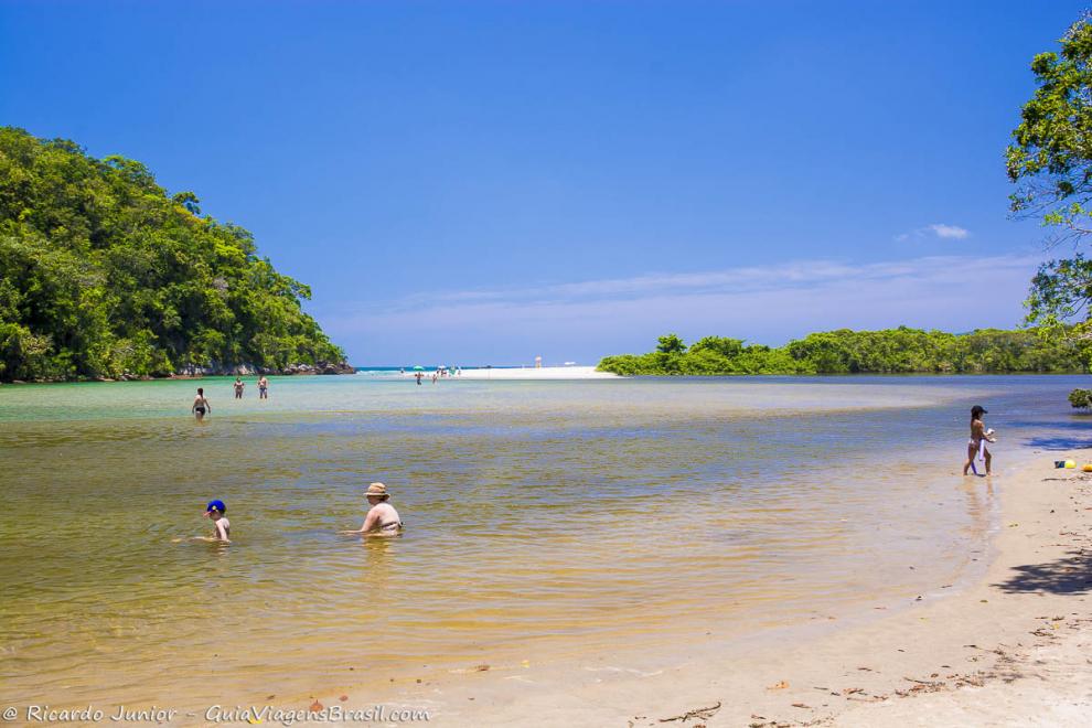 Imagem da piscina natural da Praia do Puruba.